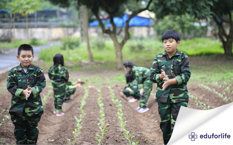 Trẻ có cơ hội trải nghiệm cuộc sống quân ngũ, rèn luyện tính kỷ luật và phát triển các kỹ năng quân sự cơ bản